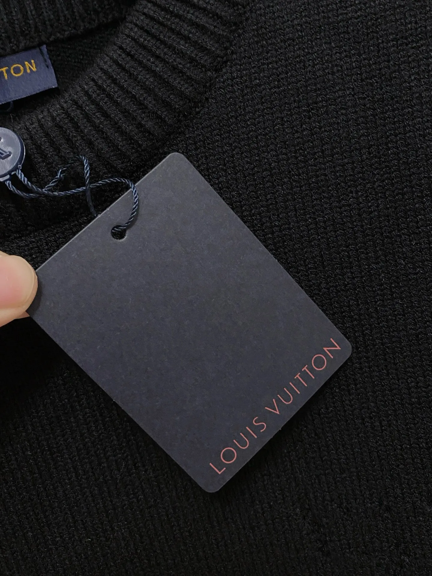 🅿️440 LV crew neck sweater, made of wool blended yarn, has good warmth retention, fluffy and soft, doubles skin care, giving you a lightweight wearing experience. High-quality natural fibers ensure high-quality life. The whole piece adopts solid color single-sided craftsmanship, leaving loose space when fit, solid color plain weave, neat texture, solid color design, durable and high-end. The workmanship is meticulous, fashionable and versatile. The reverse shoulder design is simple and comfortable. At the same time, it uses counter stitching to highlight the quality in the details, making the temperament more low-key, restrained, calm and stylish, and better showing the clean and tidy side of successful men. The collar, cuffs, and hem are made of dense rib weaving, which is tight and elastic, not easy to deform, and highlights the details and texture. Whether worn alone or layered, it can not only give you a warm feeling, but also give you a sophisticated sense of fashion.      Size: M-XXXL